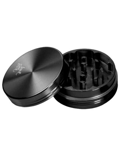 Black Leaf Aluminium Grinder in Schwarz – 2-teilig, geöffnet mit sichtbaren Mahlzähnen