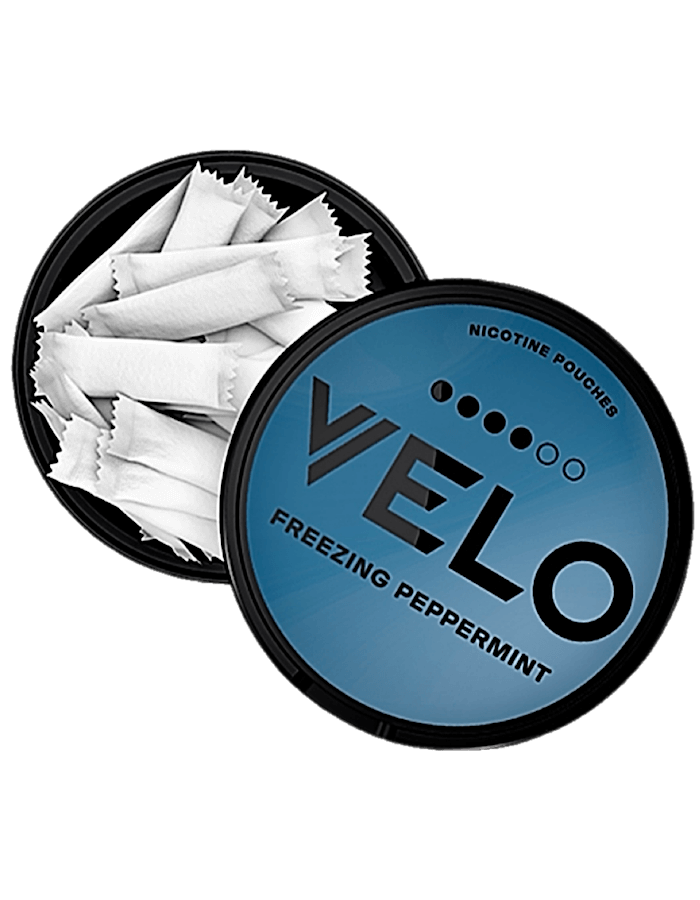 Geöffnete VELO Freezing Mighty Peppermint Max Snusdose – Nikotinbeutel sichtbar im Inneren