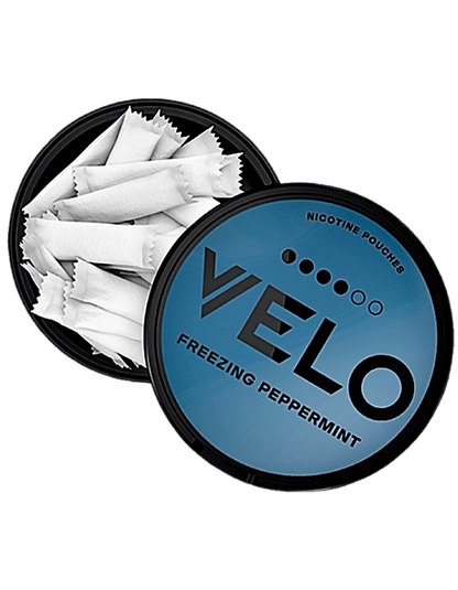 Geöffnete VELO Freezing Mighty Peppermint Max Snusdose – Nikotinbeutel sichtbar im Inneren