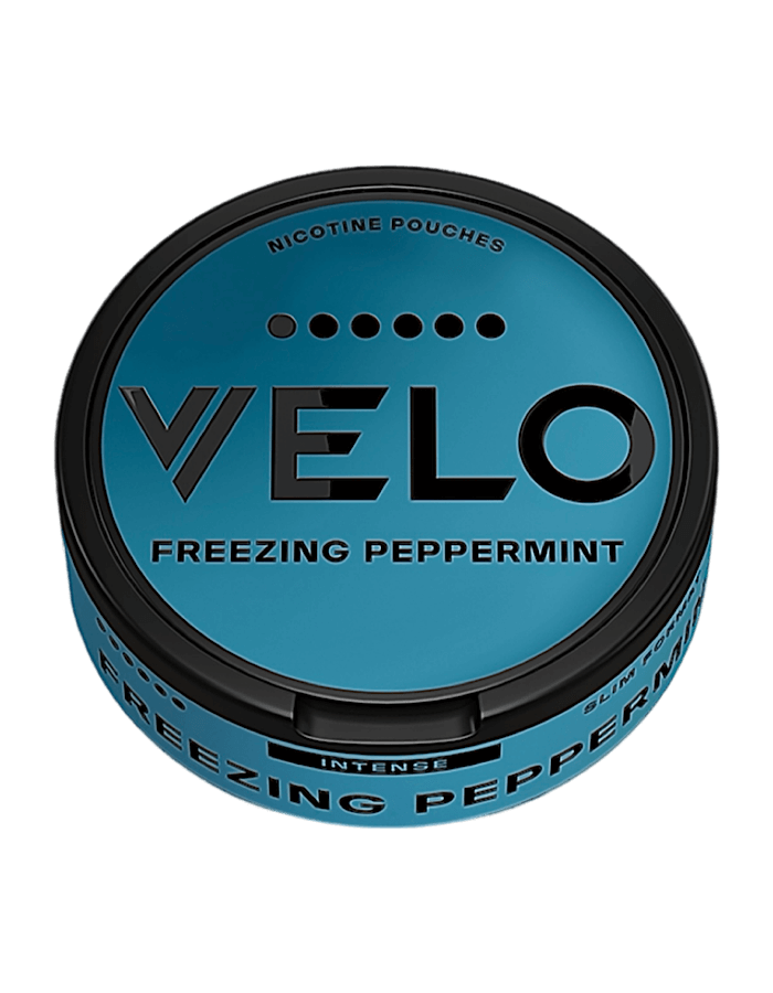Seitenansicht der VELO Freezing Mighty Peppermint Max Snusdose – starker Nikotinbeutel mit intensivem Minzgeschmack