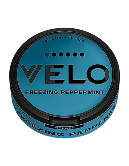 Seitenansicht der VELO Freezing Mighty Peppermint Max Snusdose – starker Nikotinbeutel mit intensivem Minzgeschmack
